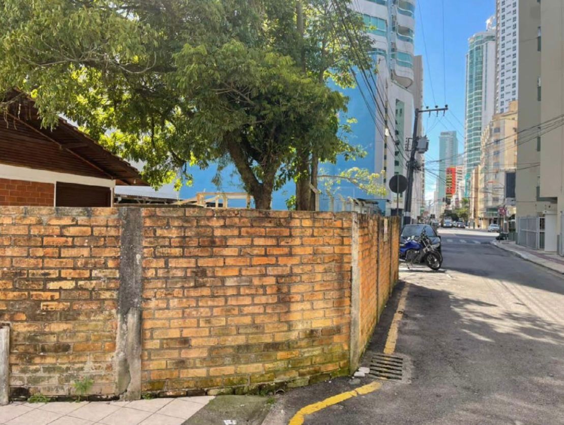 Terreno com casa na cidade de balneário camboriú/sc no bairr