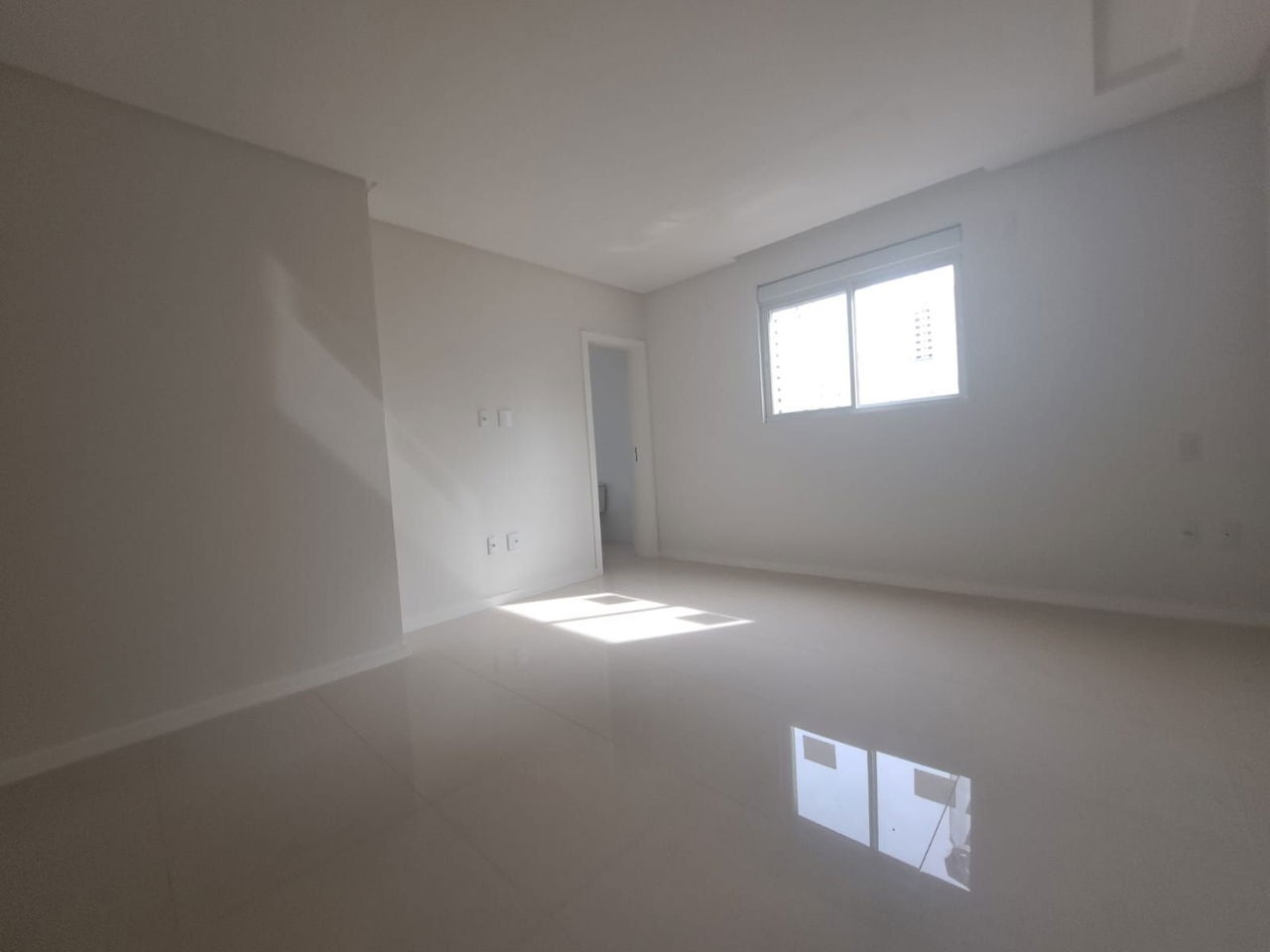 Apto Pronto em Itapema/SC bairro Meia Praia, 142m² área privativa, sendo 3 suítes, 3 vagas de garagem, área de lazer completa