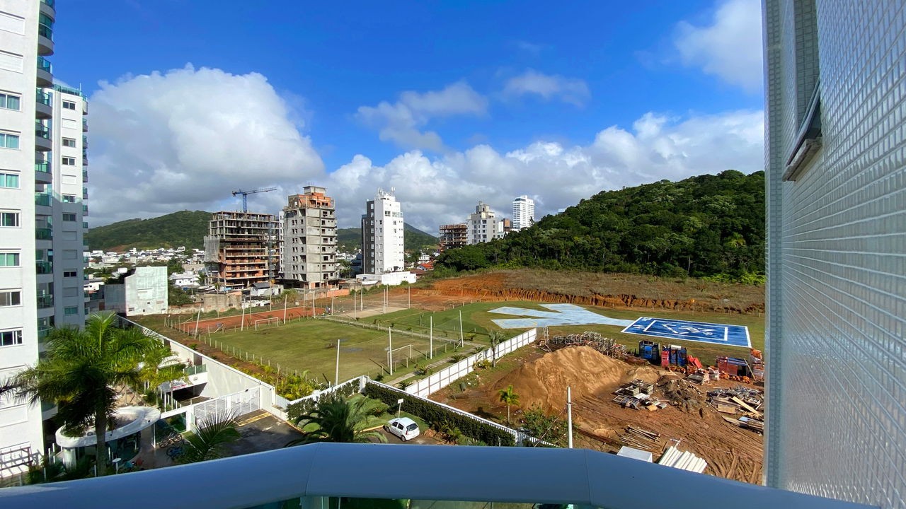 Apto Pronto em Itajaí, com 180m² área privativa, sendo 4 suítes, 3 vagas de garagem, área de lazer completa