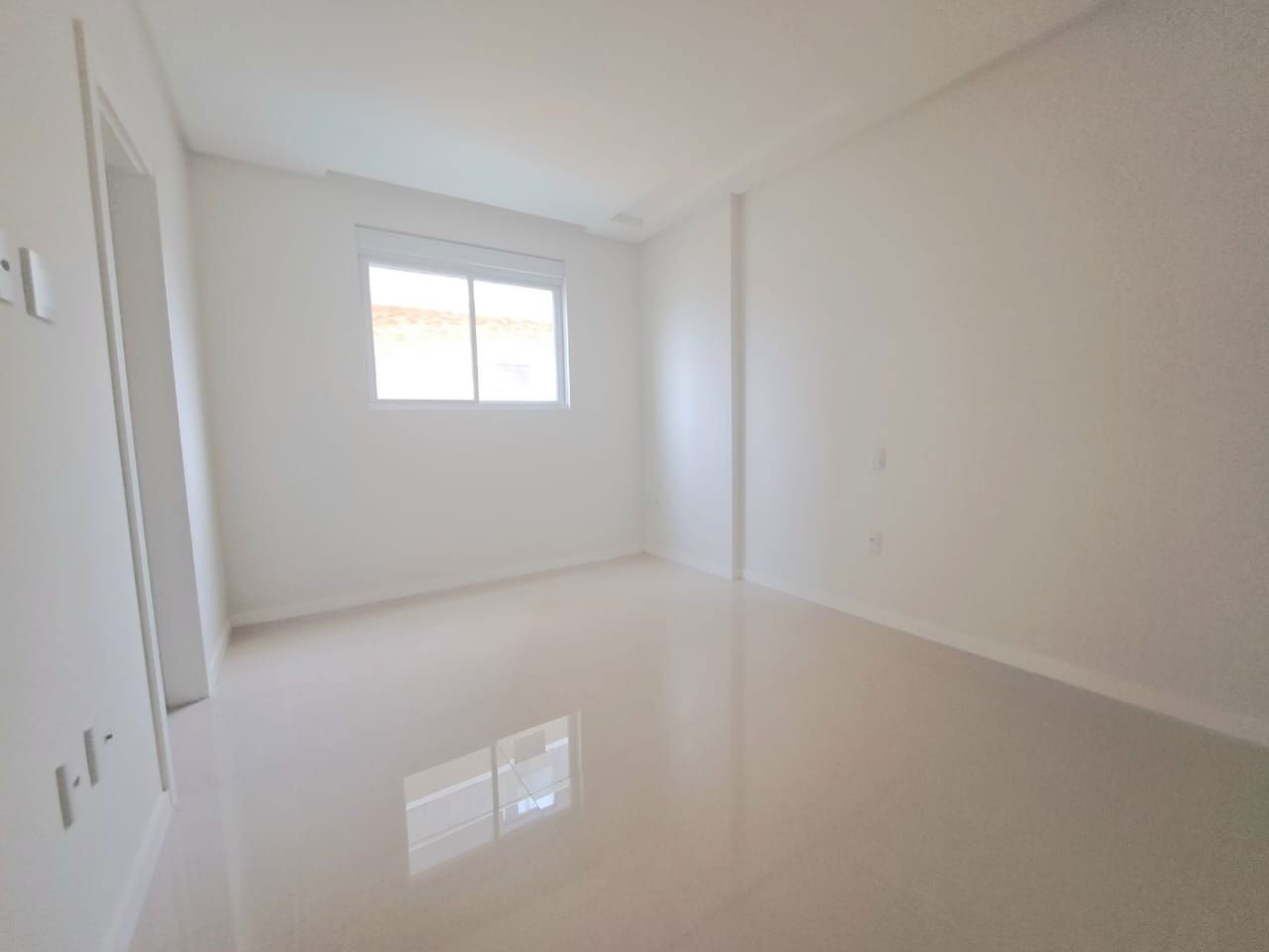 Apto Pronto em Itapema/SC bairro Meia Praia, 142m² área privativa, sendo 3 suítes, 3 vagas de garagem, área de lazer completa