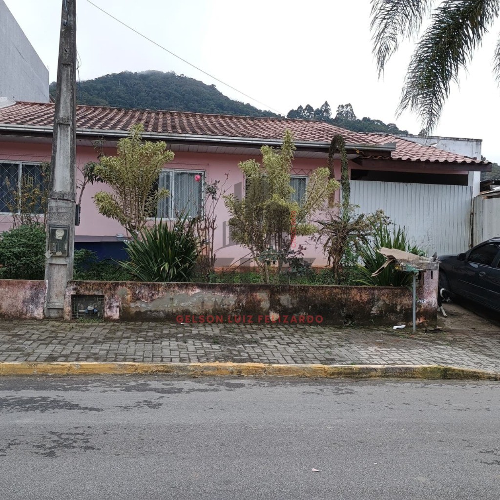 Casa Individual, Sozinha no terreno em Itapema/SC, no bairro Alto São Bento. Com 3 Dormitórios e 288 m² privativos. Bem localizada a 1.700 Metros do M