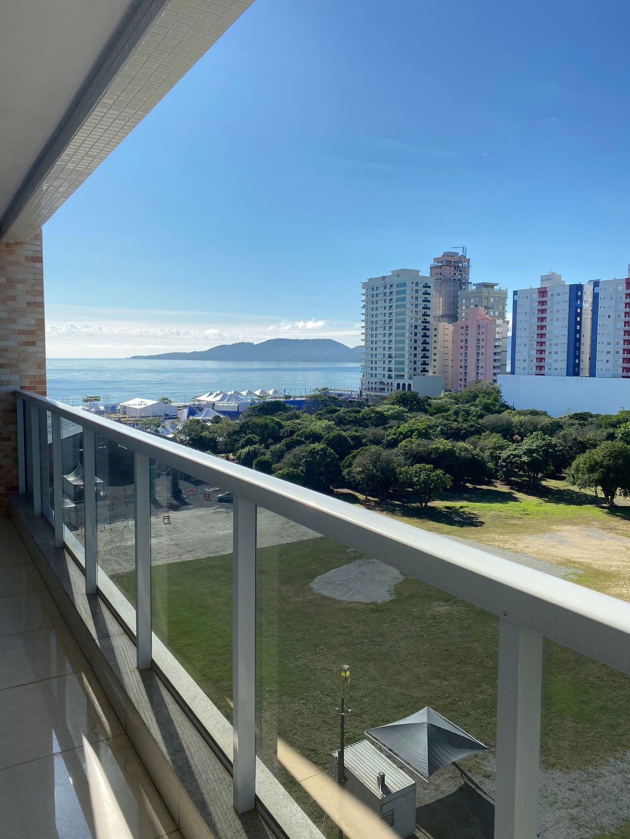 Apto Pronto em Itapema/SC bairro Meia Praia, 142m² área privativa, sendo 3 suítes, 3 vagas de garagem, área de lazer completa