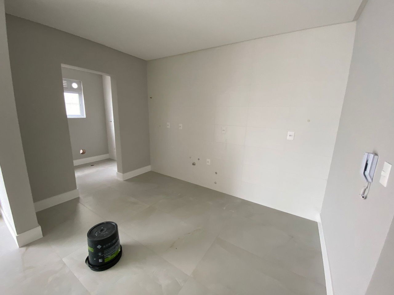 Apto Pronto de luxo na cidade de Balneário Camboriú/SC, no bairro Pioneiros, com 3 Suítes e 3 Vagas de Garagem. Localização Privilegiada. 210m do mar