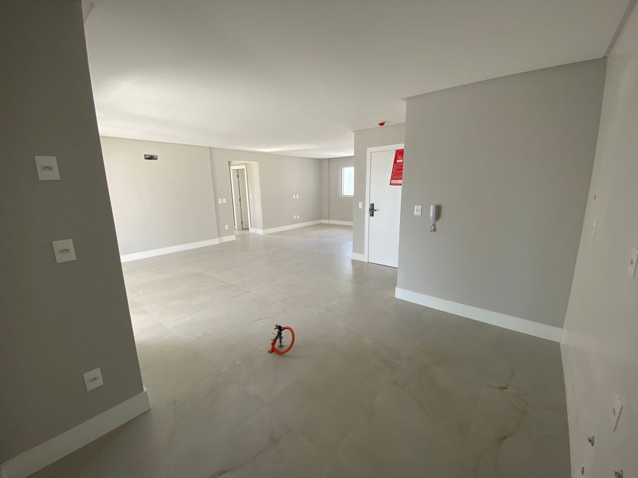 Apto Pronto de luxo na cidade de Balneário Camboriú/SC, no bairro Pioneiros, com 3 Suítes e 3 Vagas de Garagem. Localização Privilegiada. 210m do mar