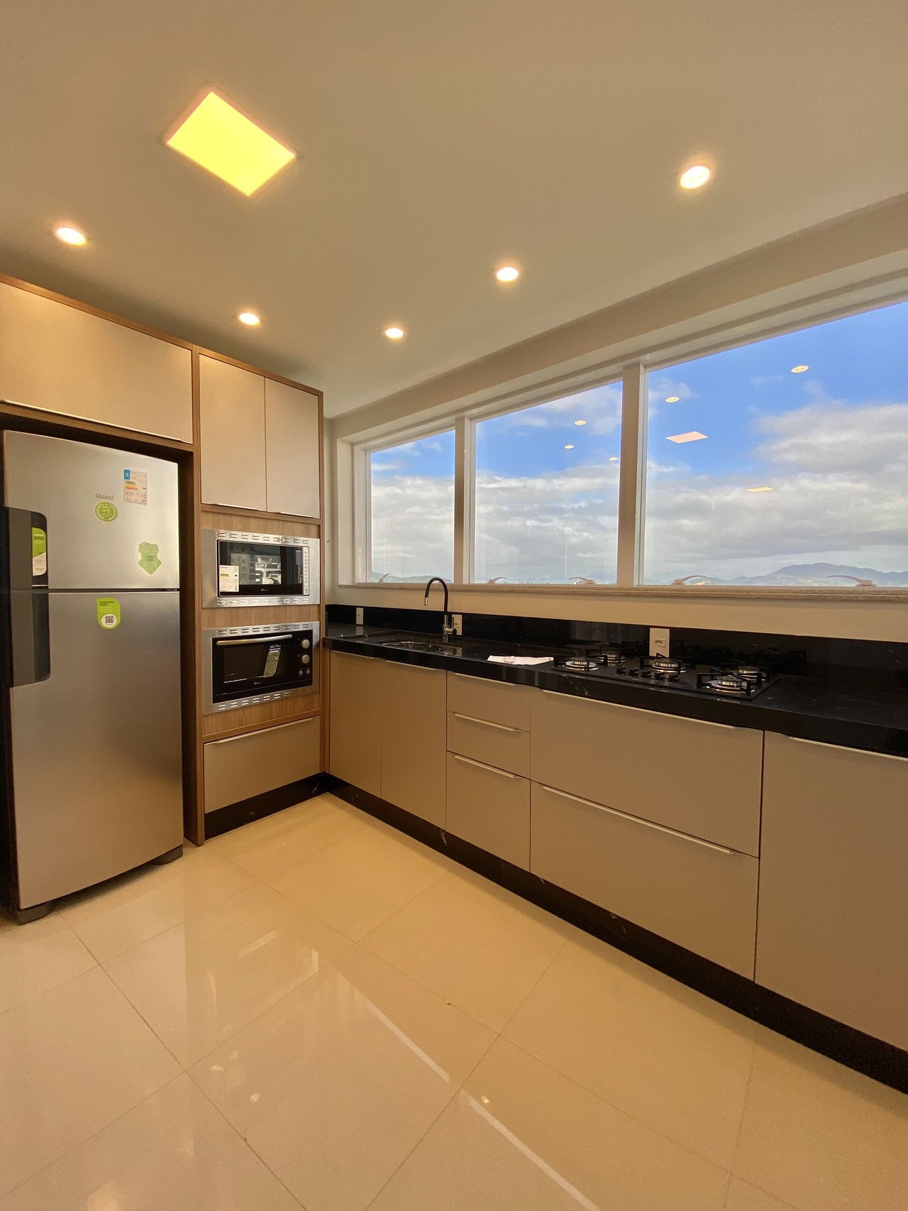 Apto Pronto em Itapema/SC com 130m² área privativa com 3 dormitórios sendo 2 suítes, 1 vaga de garagem, área de lazer