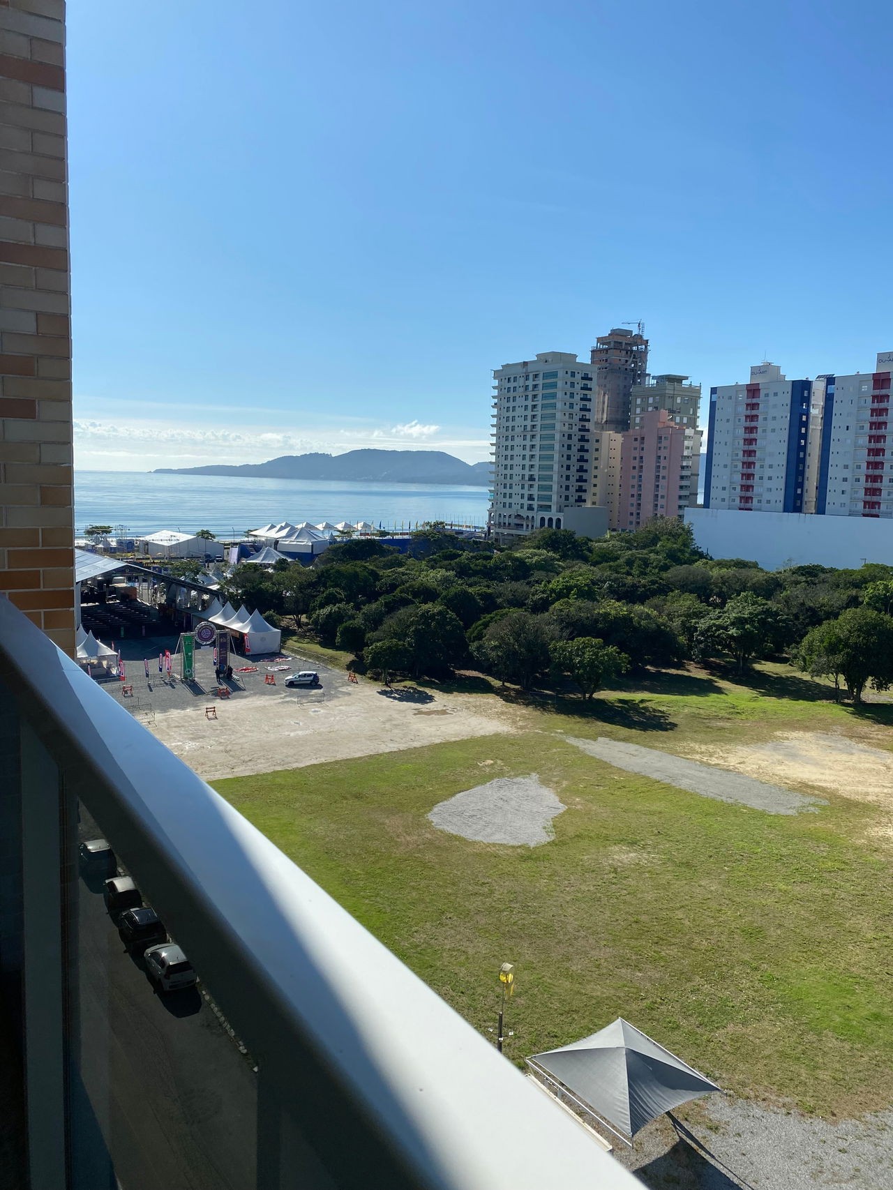 Apto Pronto em Itapema/SC bairro Meia Praia, 142m² área privativa, sendo 3 suítes, 3 vagas de garagem, área de lazer completa