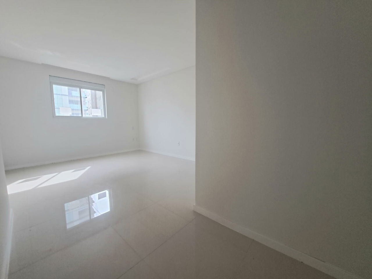 Apto Pronto em Itapema/SC bairro Meia Praia, 142m² área privativa, sendo 3 suítes, 3 vagas de garagem, área de lazer completa