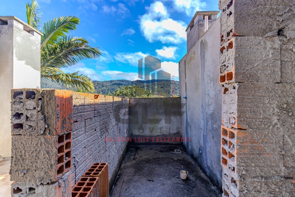 Casa Sobrado Novo em Itapema/SC no Sertão do Trombudo, com 120m², 2 suítes e 1 vaga de garagem. 35m² de terraço