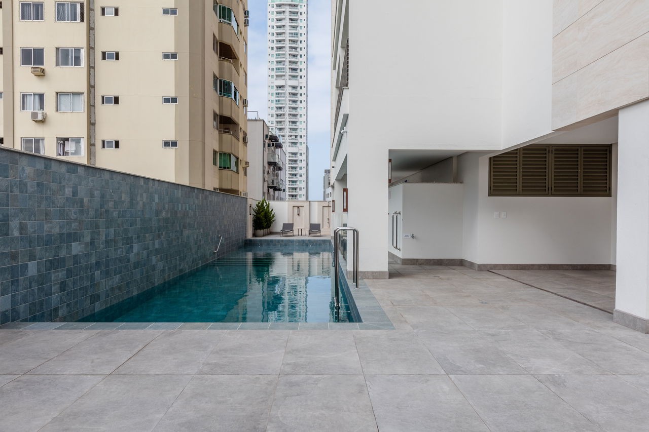 Apto Pronto em Balneário Camboriú, com131,39m² área privativa, sendo 4 suítes, 3 vagas de garagem, área de lazer completa