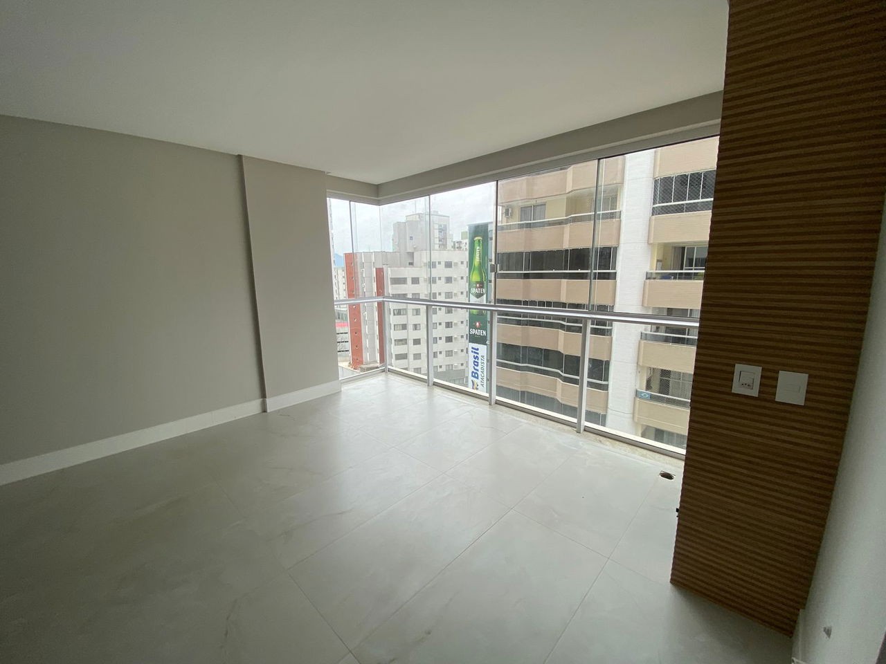 Apto Pronto de luxo na cidade de Balneário Camboriú/SC, no bairro Pioneiros, com 3 Suítes e 3 Vagas de Garagem. Localização Privilegiada. 210m do mar