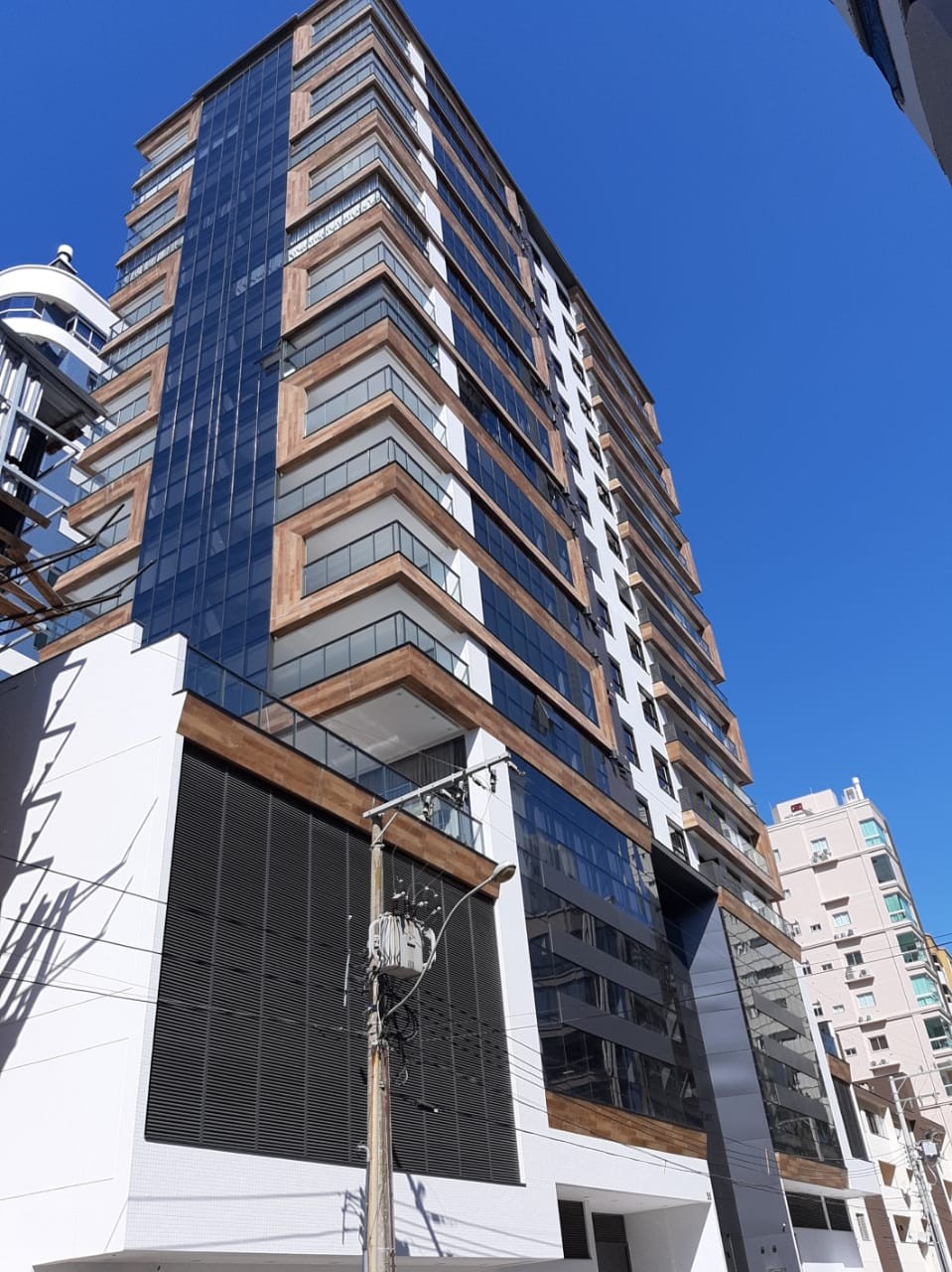 Apto Pronto em Itapema/SC bairro Meia Praia, 213m² área privativa sendo 4 suítes, 3 vagas de garagem, área de lazer completa