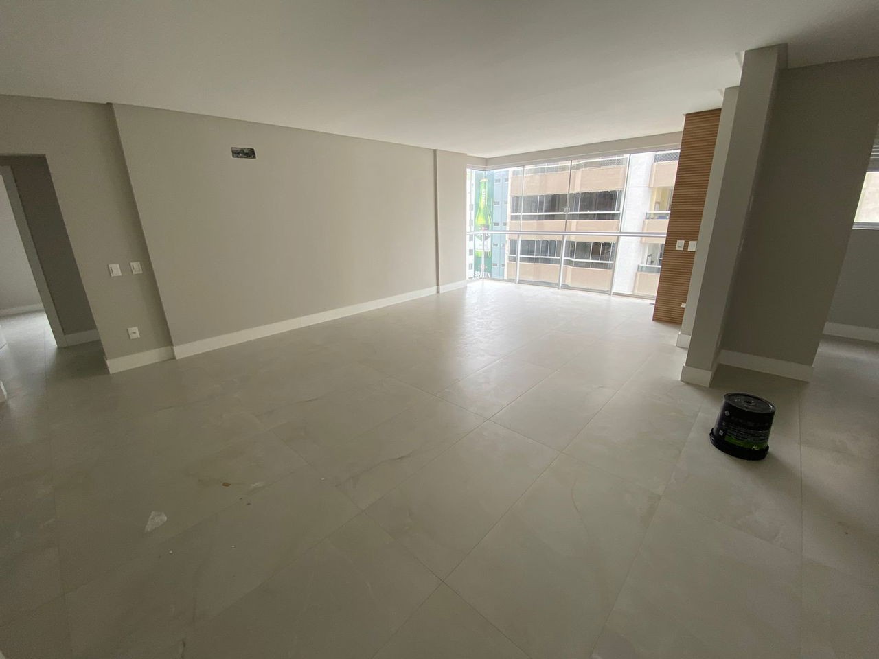 Apto Pronto de luxo na cidade de Balneário Camboriú/SC, no bairro Pioneiros, com 3 Suítes e 3 Vagas de Garagem. Localização Privilegiada. 210m do mar