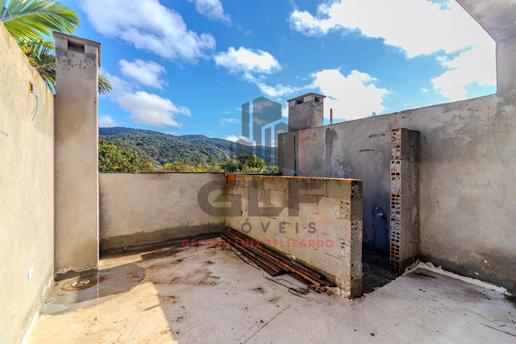 Casa Sobrado Novo em Itapema/SC no Sertão do Trombudo, com 120m², 2 suítes e 1 vaga de garagem. 35m² de terraço