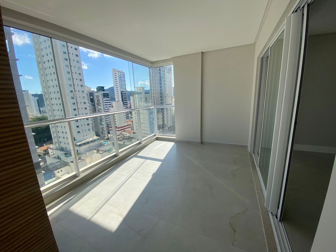 Apto Pronto de luxo na cidade de Balneário Camboriú/SC, no bairro Pioneiros, com 3 Suítes e 3 Vagas de Garagem. Localização Privilegiada. 210m do mar