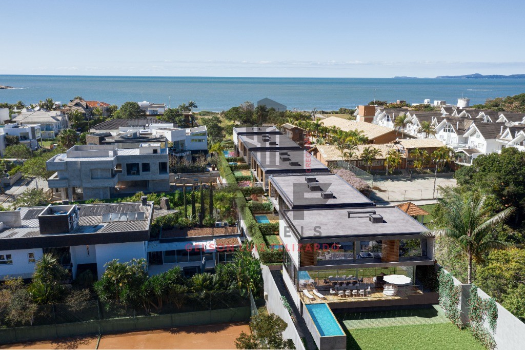 Apto Pronto em Balneário Camboriú, com 298,89m² área privativa, sendo 4 suítes, 3 vagas de garagem, área de lazer completa