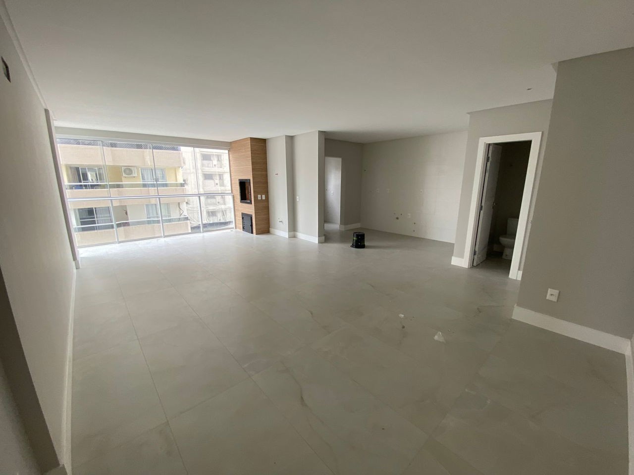 Apto Pronto de luxo na cidade de Balneário Camboriú/SC, no bairro Pioneiros, com 3 Suítes e 3 Vagas de Garagem. Localização Privilegiada. 210m do mar