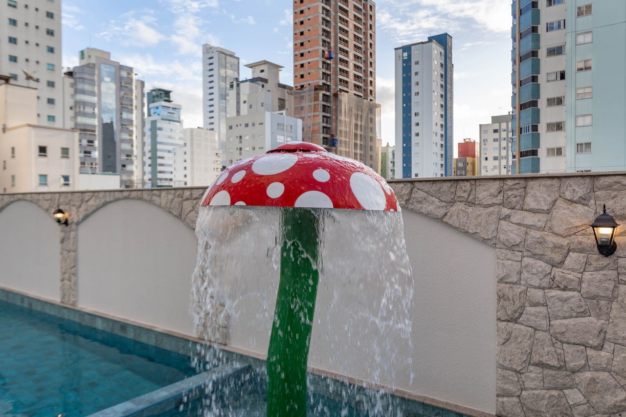 Apto Pronto de luxo na cidade de Balneário Camboriú/SC, no bairro Pioneiros, com 3 Suítes e 3 Vagas de Garagem. Localização Privilegiada. 210m do mar
