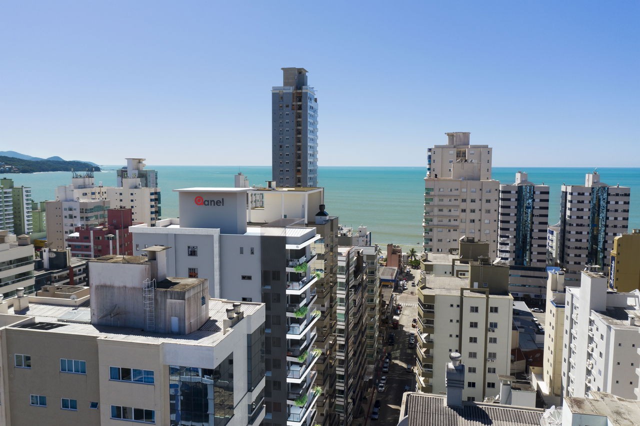 Apto Pronto em Itapema, Meia Praia, com 124m² área privativa, sendo 3 suítes, 2 vagas de garagem, área de lazer completa