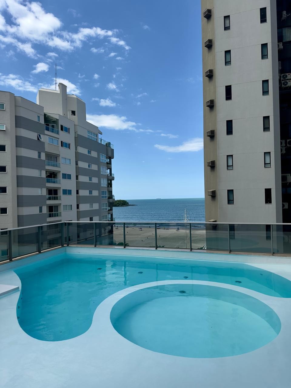 Apto Pronto em Balneário Camboriú, com 399,84m² área privativa, sendo 3 suítes, 4 vagas de garagem, área de lazer completa