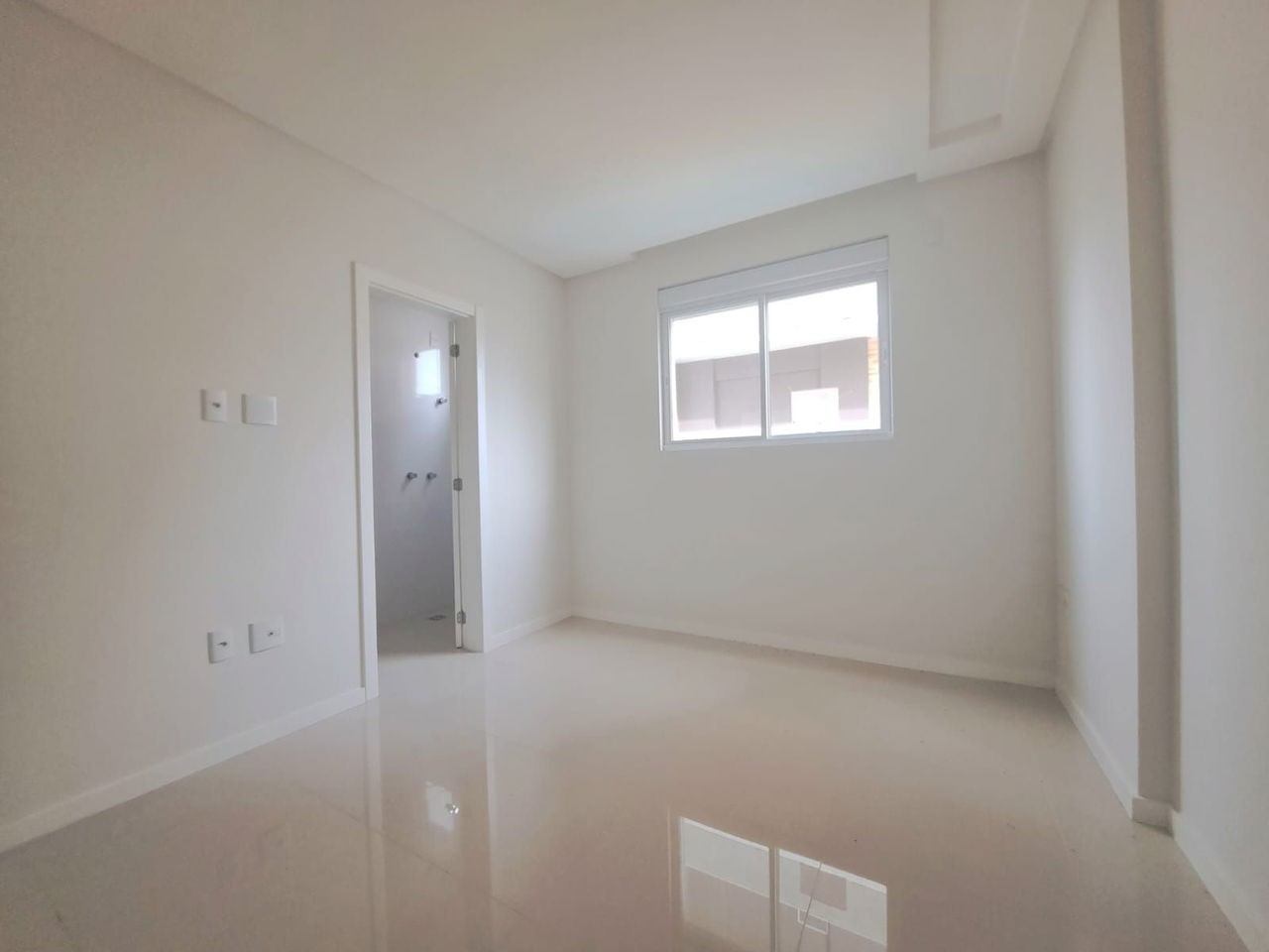 Apto Pronto em Itapema/SC bairro Meia Praia, 142m² área privativa, sendo 3 suítes, 3 vagas de garagem, área de lazer completa
