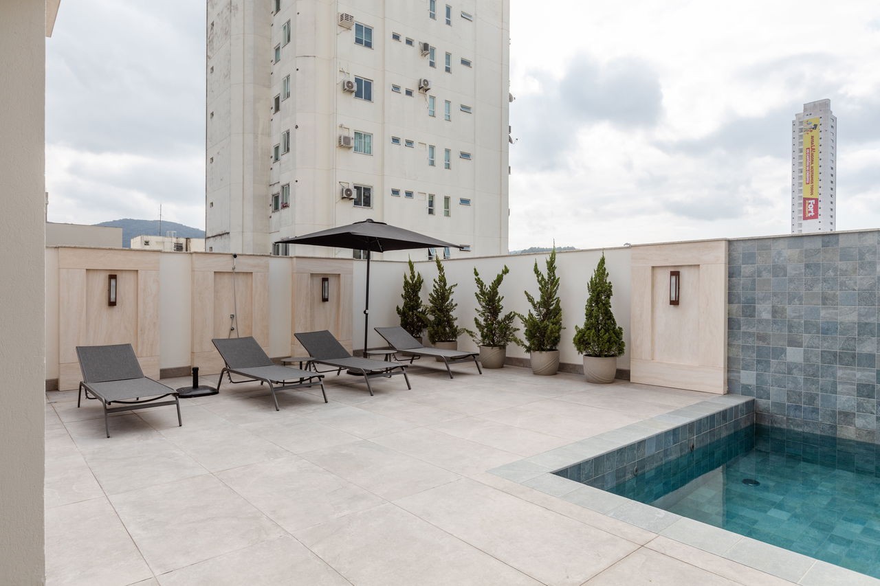 Apto Pronto em Balneário Camboriú, com131,39m² área privativa, sendo 4 suítes, 3 vagas de garagem, área de lazer completa