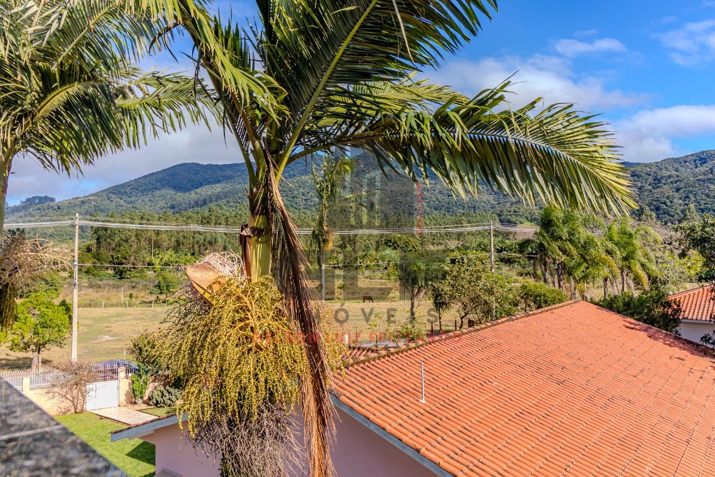 Casa Sobrado Novo em Itapema/SC no Sertão do Trombudo, com 120m², 2 suítes e 1 vaga de garagem. 35m² de terraço