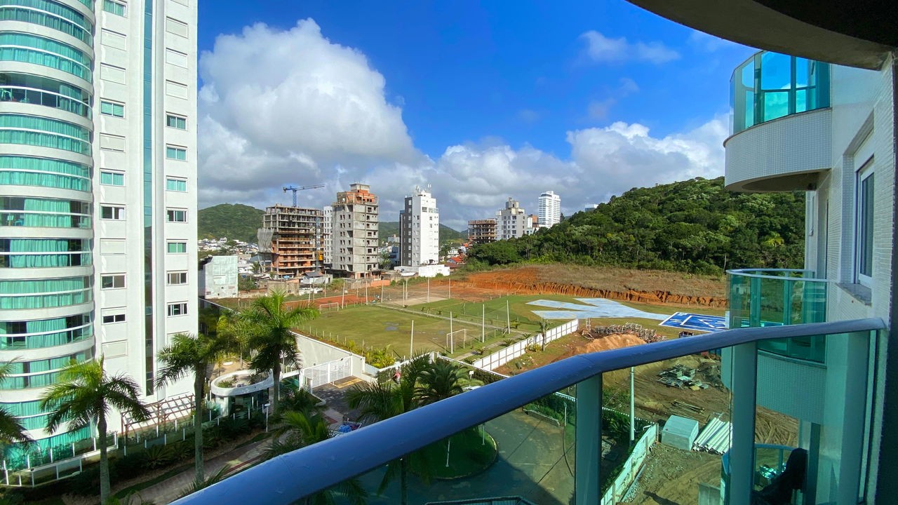 Apto Pronto em Itajaí, com 180m² área privativa, sendo 4 suítes, 3 vagas de garagem, área de lazer completa