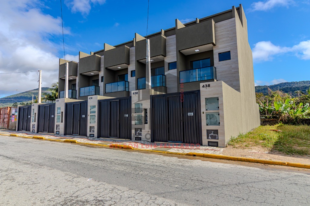 Casa Sobrado Novo em Itapema/SC no Sertão do Trombudo, com 120m², 2 suítes e 1 vaga de garagem. 35m² de terraço