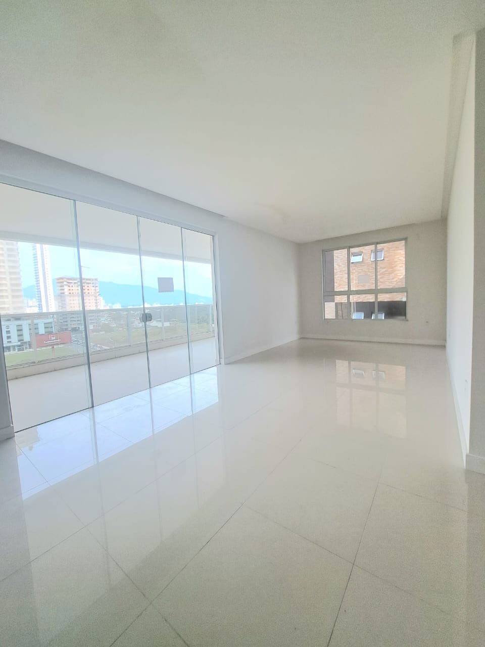 Apto Pronto em Itapema/SC bairro Meia Praia, 142m² área privativa, sendo 3 suítes, 3 vagas de garagem, área de lazer completa