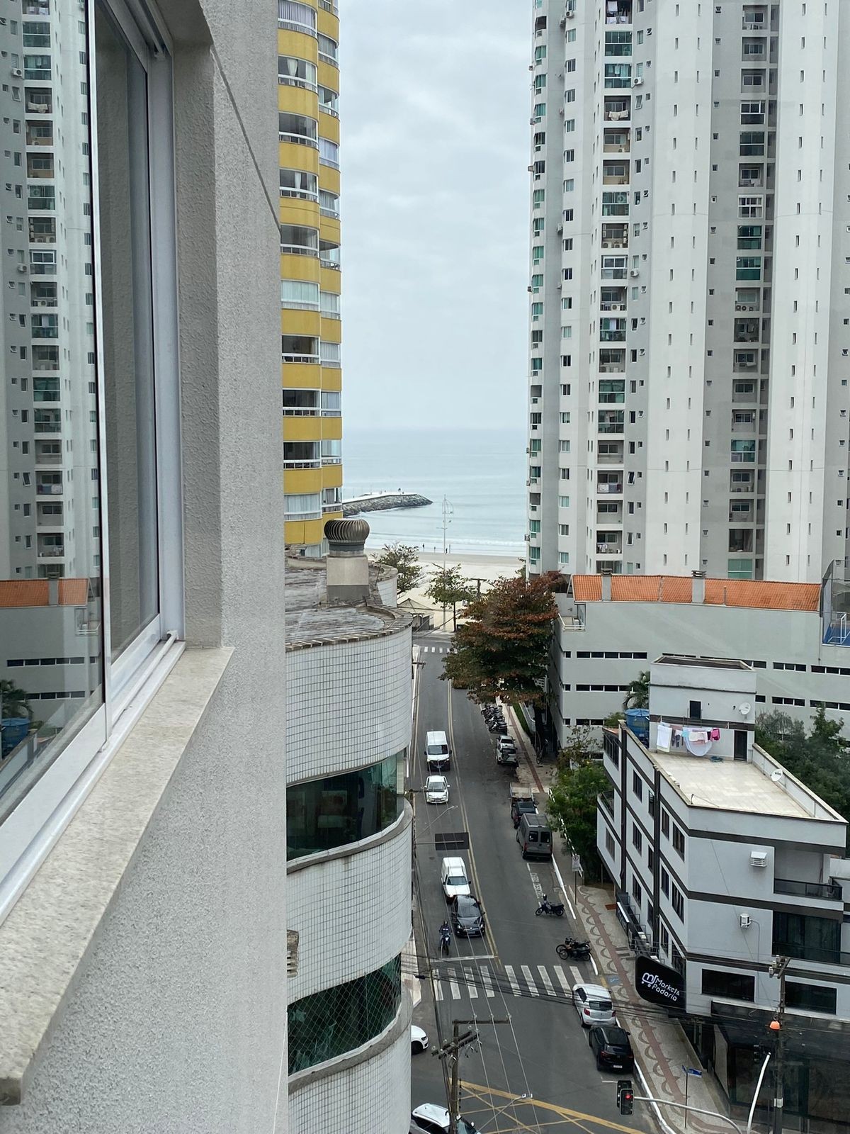 Apto Pronto de luxo na cidade de Balneário Camboriú/SC, no bairro Pioneiros, com 3 Suítes e 3 Vagas de Garagem. Localização Privilegiada. 210m do mar