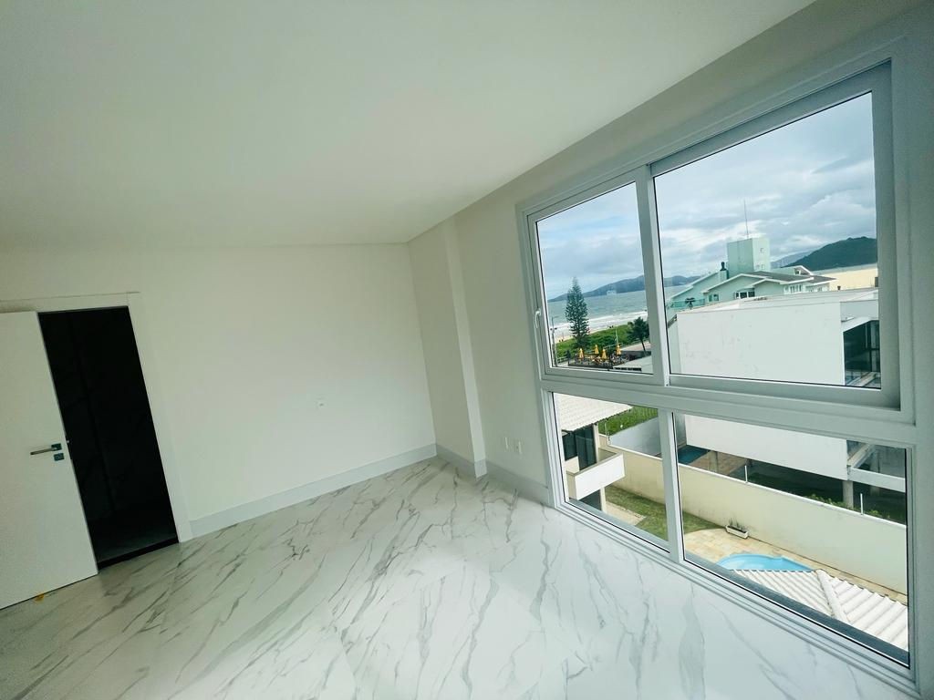 Apto Pronto em Itajaí, com 109m² área privativa, com 3 dormitórios sendo 2 suítes, 2 vagas de garagem, área de lazer completa