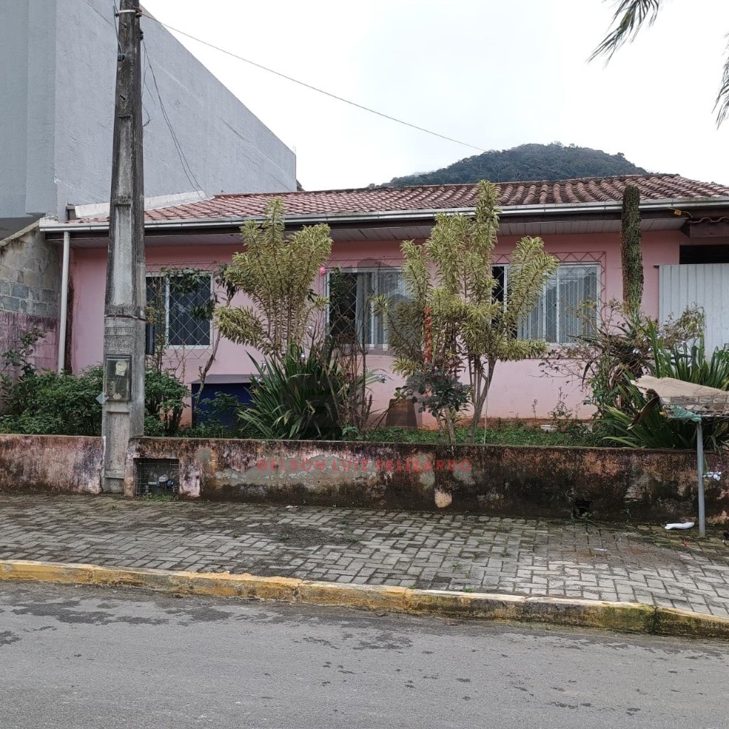 Casa Individual, Sozinha no terreno em Itapema/SC, no bairro Alto São Bento. Com 3 Dormitórios e 288 m² privativos. Bem localizada a 1.700 Metros do M