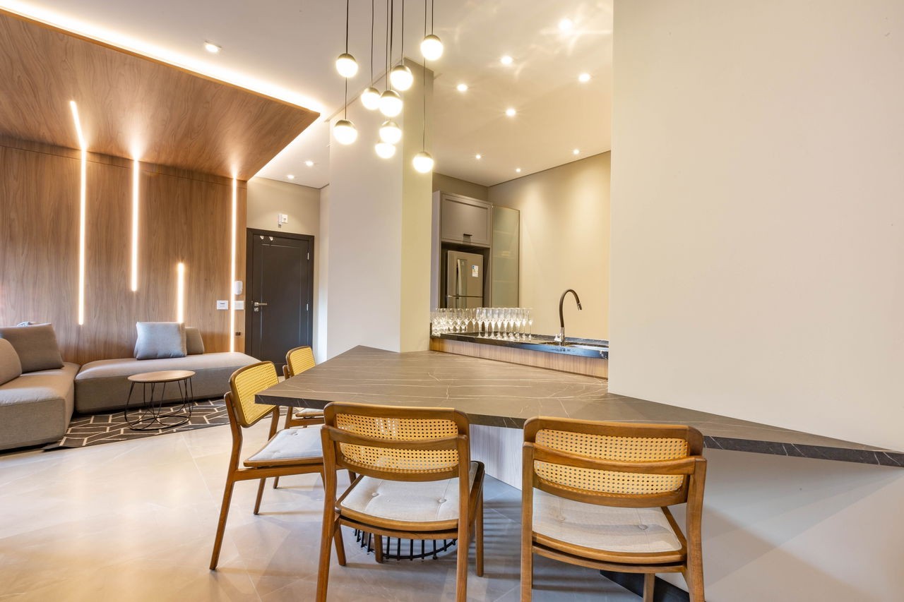 Apto Pronto de luxo na cidade de Balneário Camboriú/SC, no bairro Pioneiros, com 3 Suítes e 3 Vagas de Garagem. Localização Privilegiada. 210m do mar