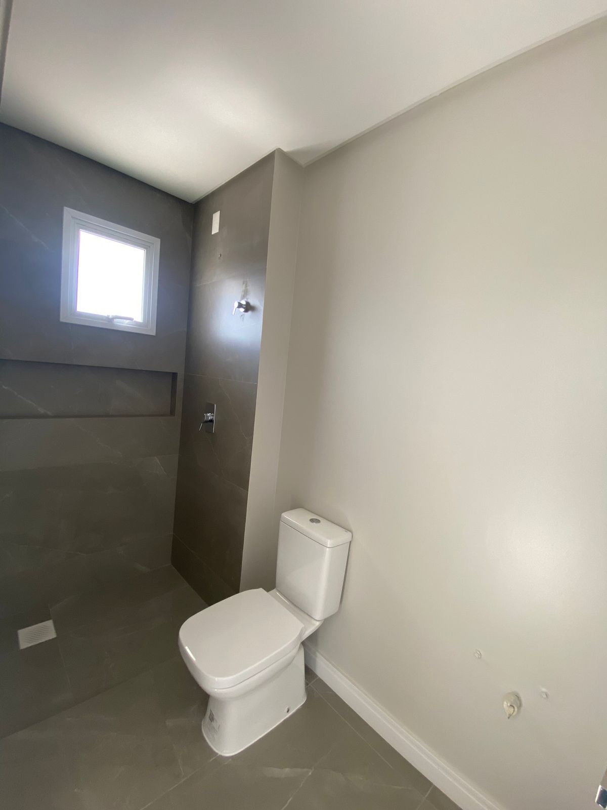 Apto Pronto de luxo na cidade de Balneário Camboriú/SC, no bairro Pioneiros, com 3 Suítes e 3 Vagas de Garagem. Localização Privilegiada. 210m do mar