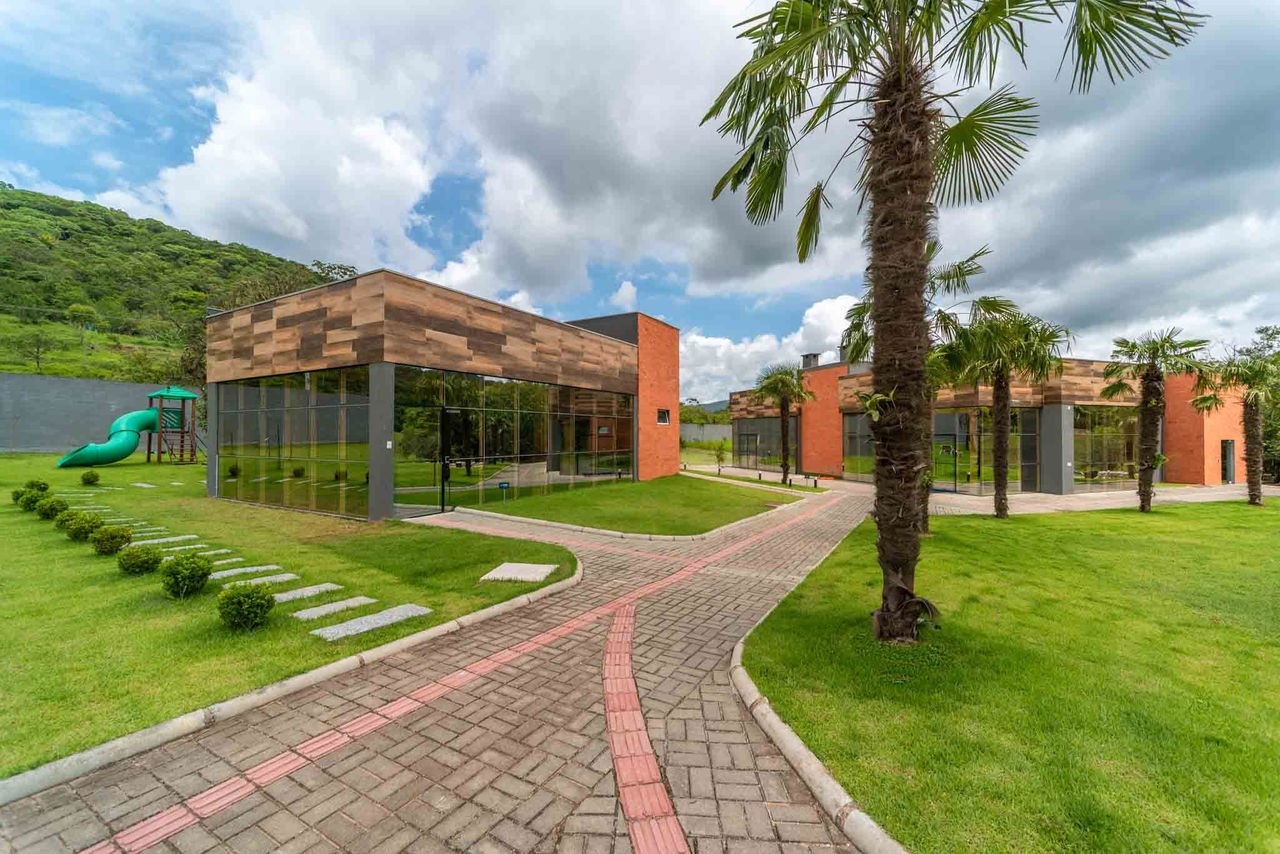 Terreno a venda bem localizado em camboriú/sc com 1.046,68m²