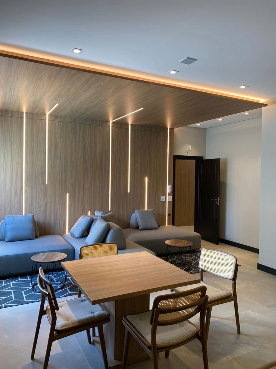 Apto Pronto de luxo na cidade de Balneário Camboriú/SC, no bairro Pioneiros, com 3 Suítes e 3 Vagas de Garagem. Localização Privilegiada. 210m do mar