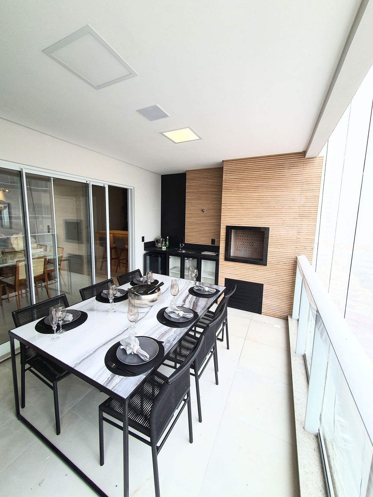 Apto Pronto de luxo na cidade de Balneário Camboriú/SC, no bairro Pioneiros, com 3 Suítes e 3 Vagas de Garagem. Localização Privilegiada. 210m do mar