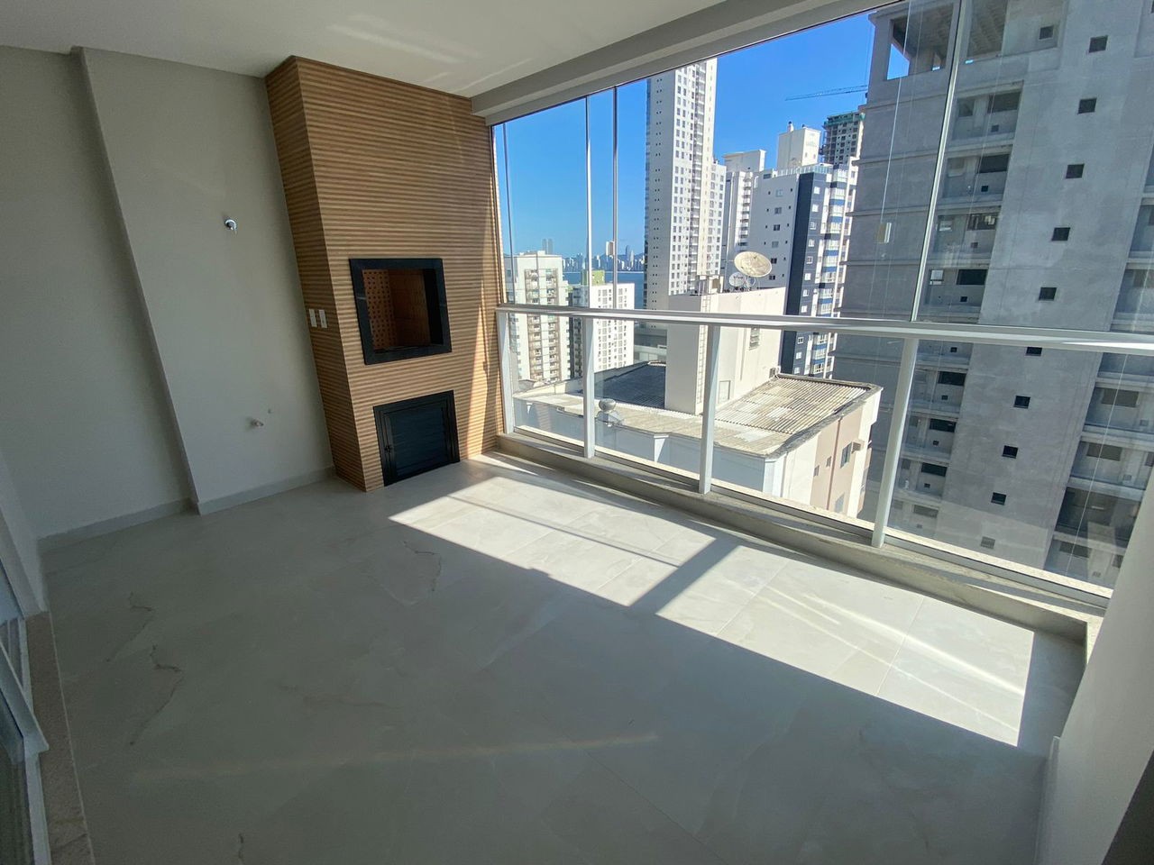 Apto Pronto de luxo na cidade de Balneário Camboriú/SC, no bairro Pioneiros, com 3 Suítes e 3 Vagas de Garagem. Localização Privilegiada. 210m do mar