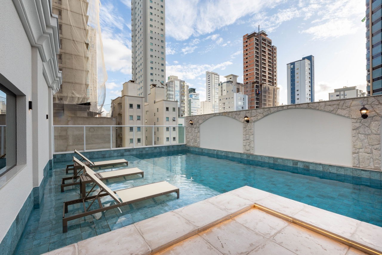 Apto Pronto de luxo na cidade de Balneário Camboriú/SC, no bairro Pioneiros, com 3 Suítes e 3 Vagas de Garagem. Localização Privilegiada. 210m do mar