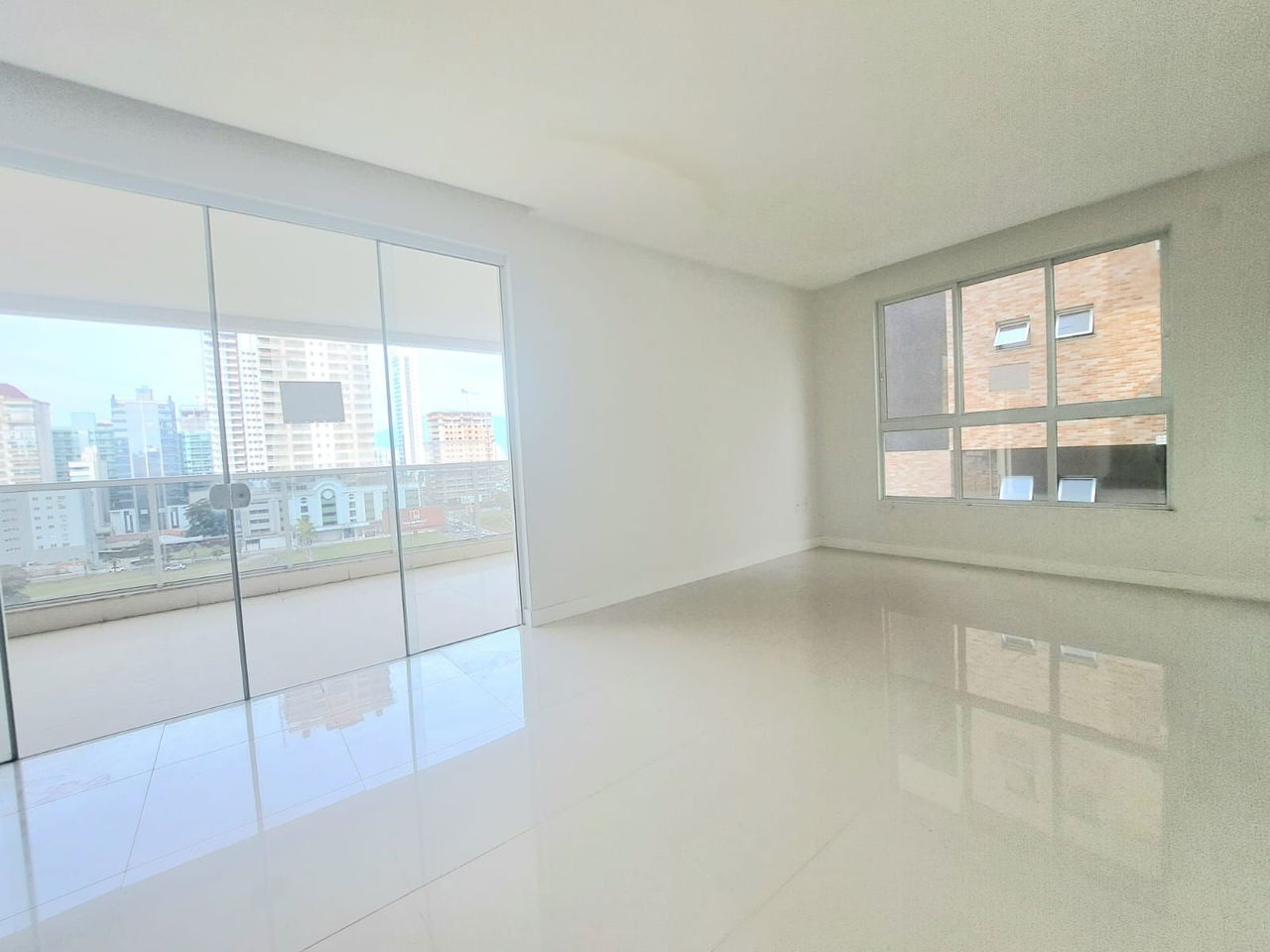 Apto Pronto em Itapema/SC bairro Meia Praia, 142m² área privativa, sendo 3 suítes, 3 vagas de garagem, área de lazer completa