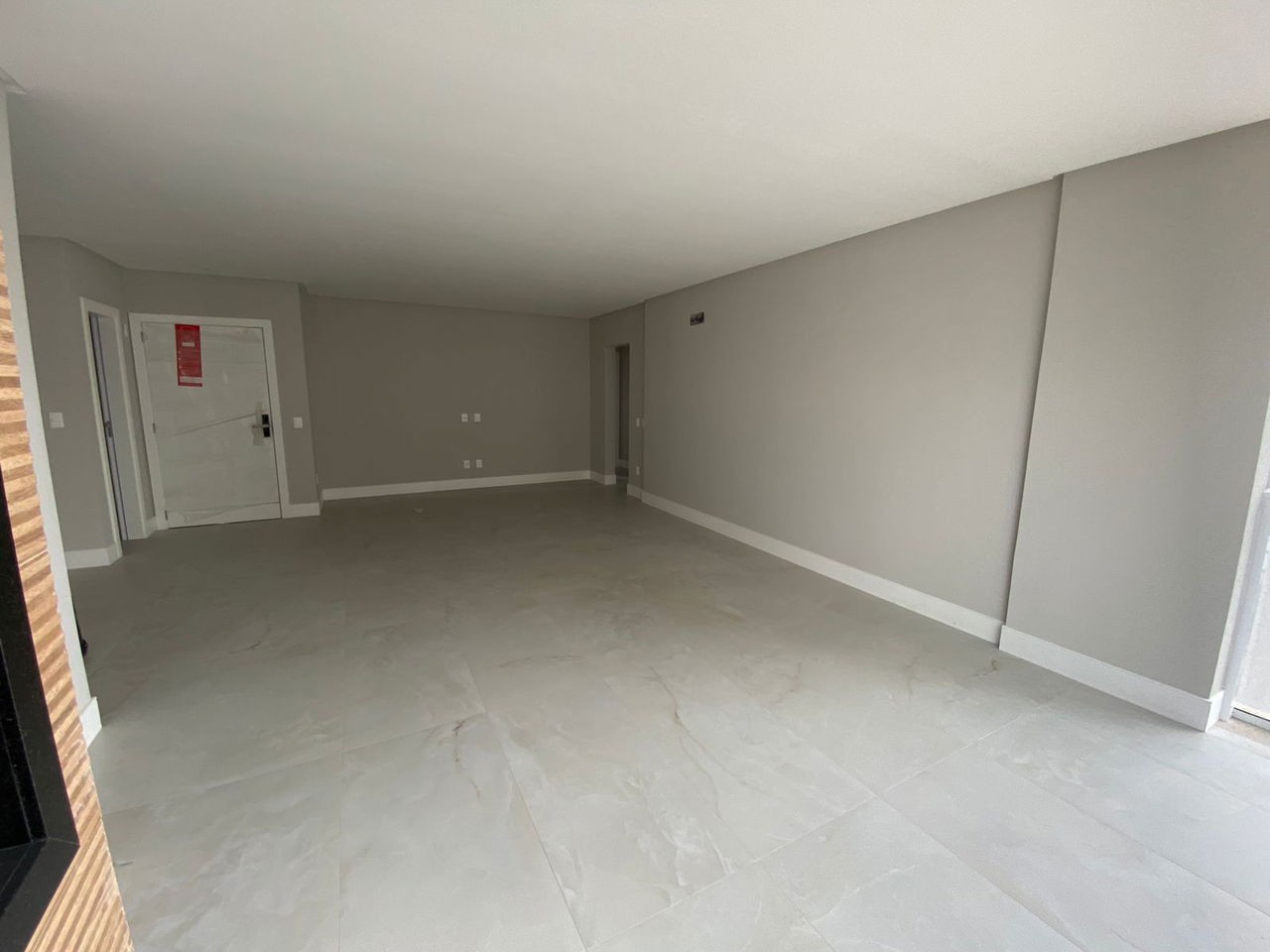 Apto Pronto de luxo na cidade de Balneário Camboriú/SC, no bairro Pioneiros, com 3 Suítes e 3 Vagas de Garagem. Localização Privilegiada. 210m do mar
