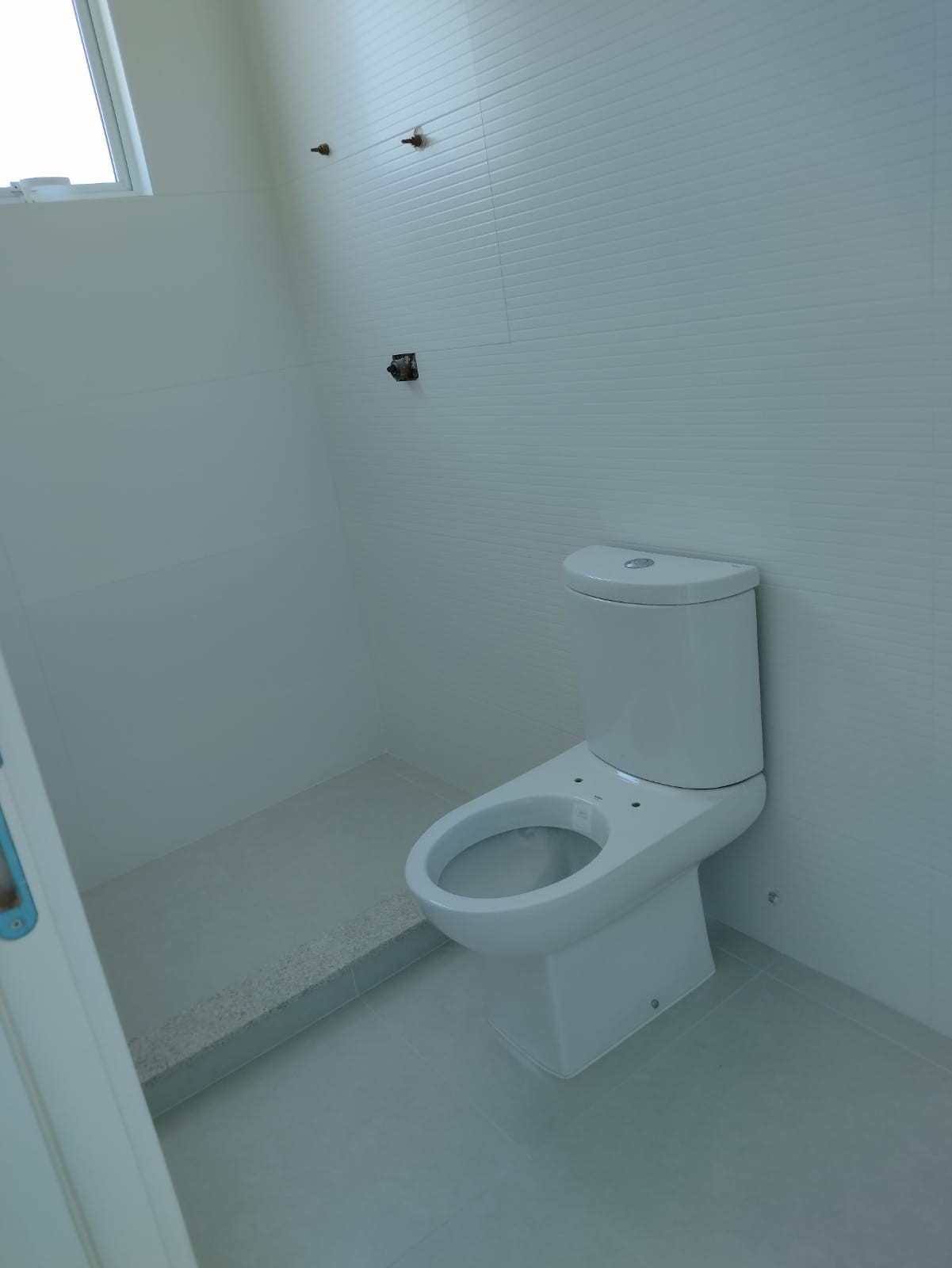 Apartamento de Luxo Pronto no Centro de Balneário Camboriú-SC: 3 suítes, 4 banheiros, 3 vagas de garagem, 145,82m² de área.