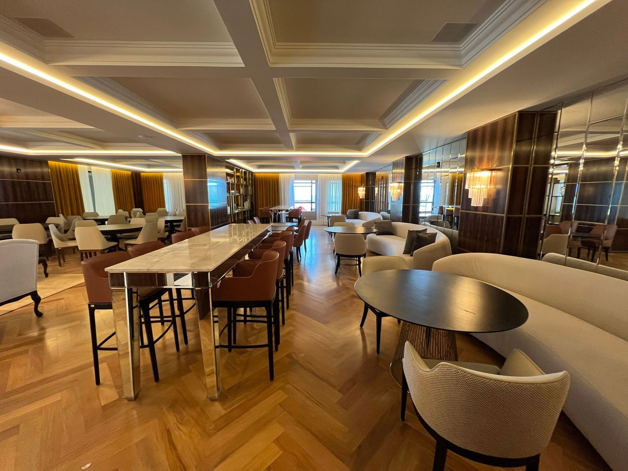Apartamento de Luxo Frente Mar Pronto Para Morar em Itapema/SC, bairro Meia Praia. 180m², 4 suítes e 3 vagas de garagem. Localização privilegiada.