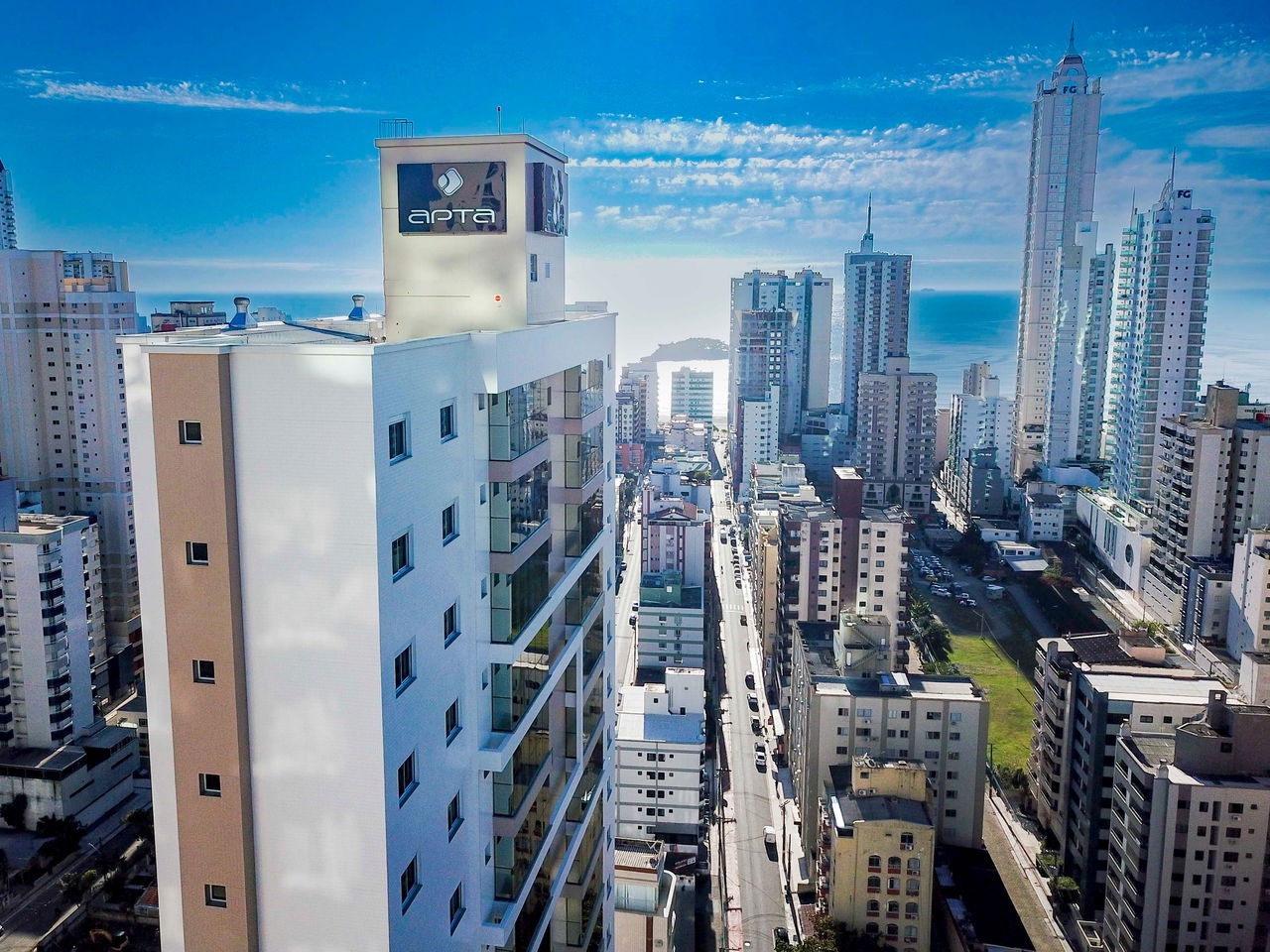 Apartamento de Luxo pronto no Centro de Balneário Camboriú-SC: 03 Quartos, 3 Suítes, 4 Banheiros, 3 Vagas, 135,60m².