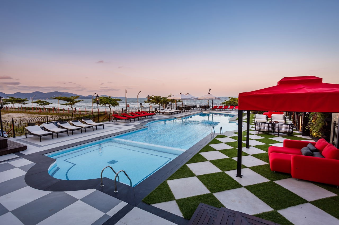 Apartamento Frente Mar Pronto Mobiliado em Itapema/SC no bairro Meia Praia,Localização Privilegiada, 180m² com 4 suítes e 4 vagas de garagem. Investir