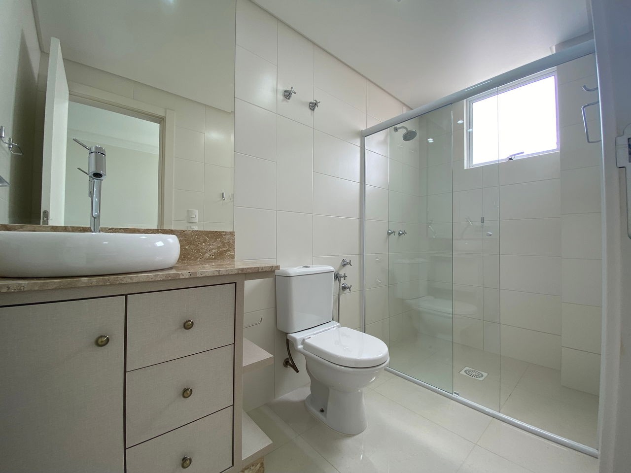 Venda de Apartamento Pronto de Luxo na Meia Praia, Itapema-SC: 4 Quartos, 3 Suítes, 4 Banheiros, 3 Vagas de Garagem!