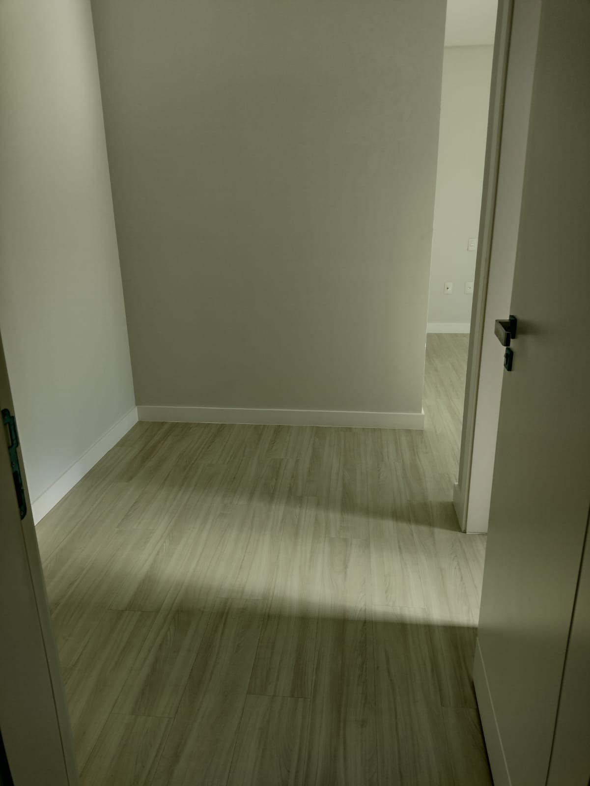 Apartamento de Luxo Pronto no Centro de Balneário Camboriú-SC: 3 suítes, 4 banheiros, 3 vagas de garagem, 145,82m² de área.