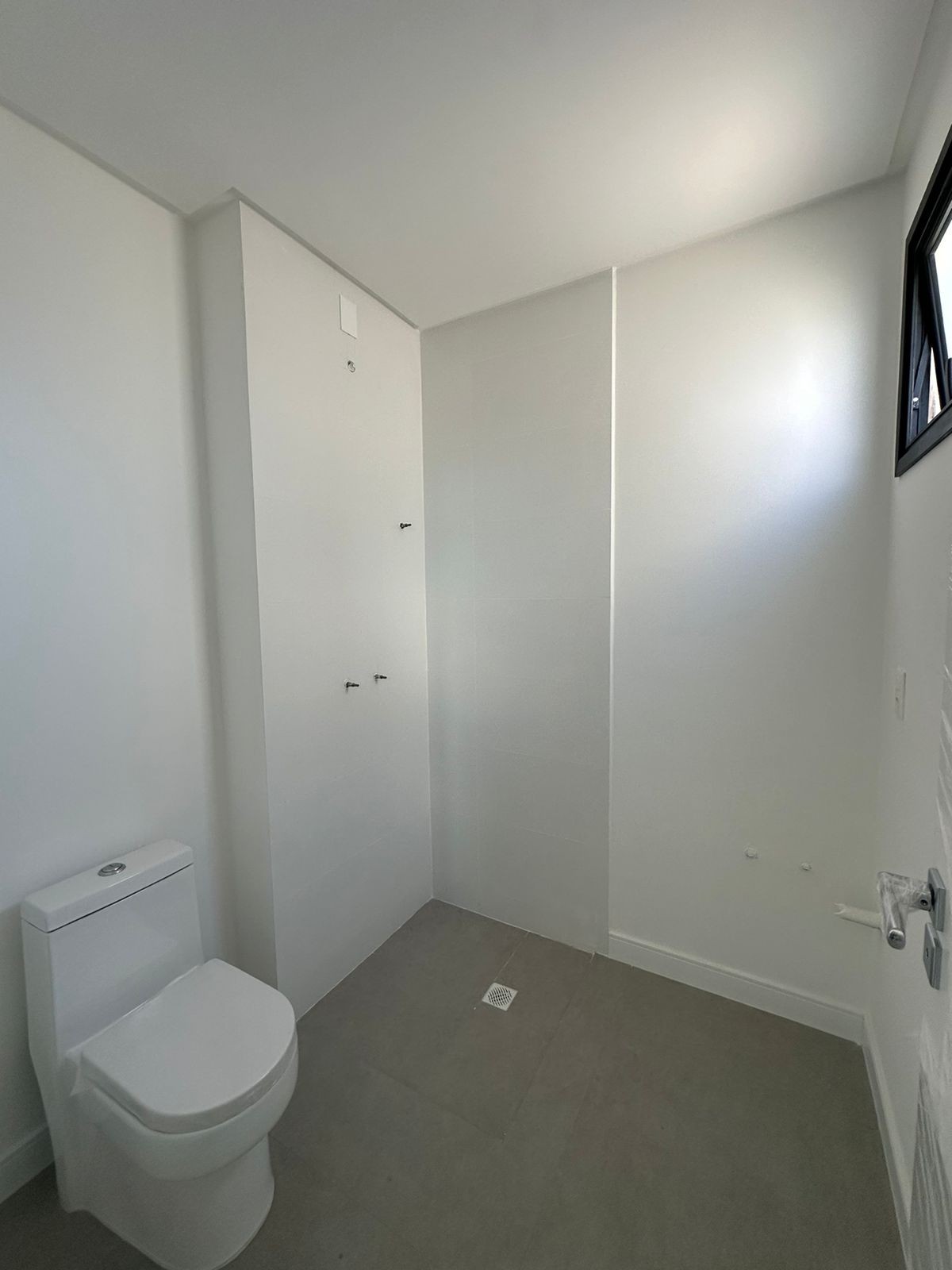 Apartamento Novo e Pronto para Morar em Itapema/SC no bairro Andorinha, a 480m do mar, com 137m², 3 Suítes e 3 Vagas de garagem, com Lazer Completo.
