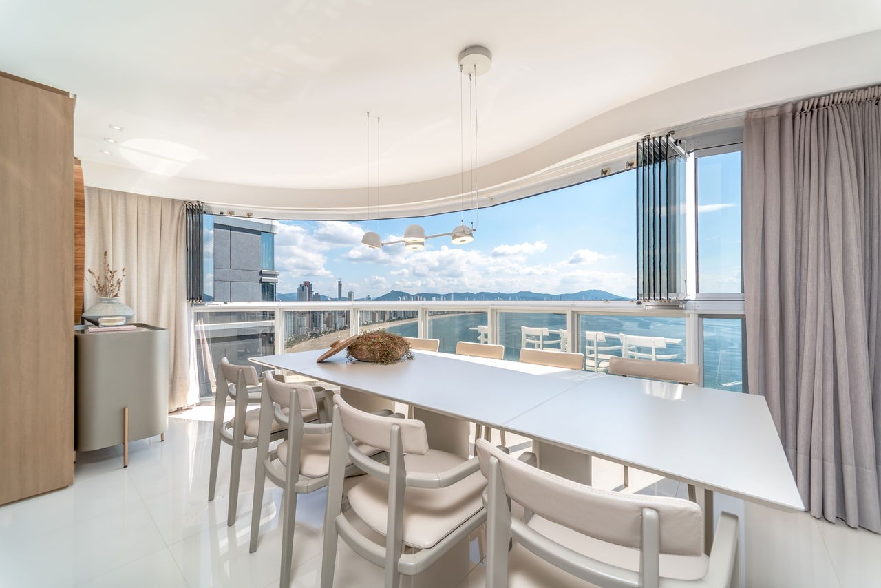 Luxuoso apartamento pronto à venda no Centro de Balneário Camboriú-SC: 4 quartos, 4 suítes, 4 banheiros, 4 vagas de garagem, 233m².