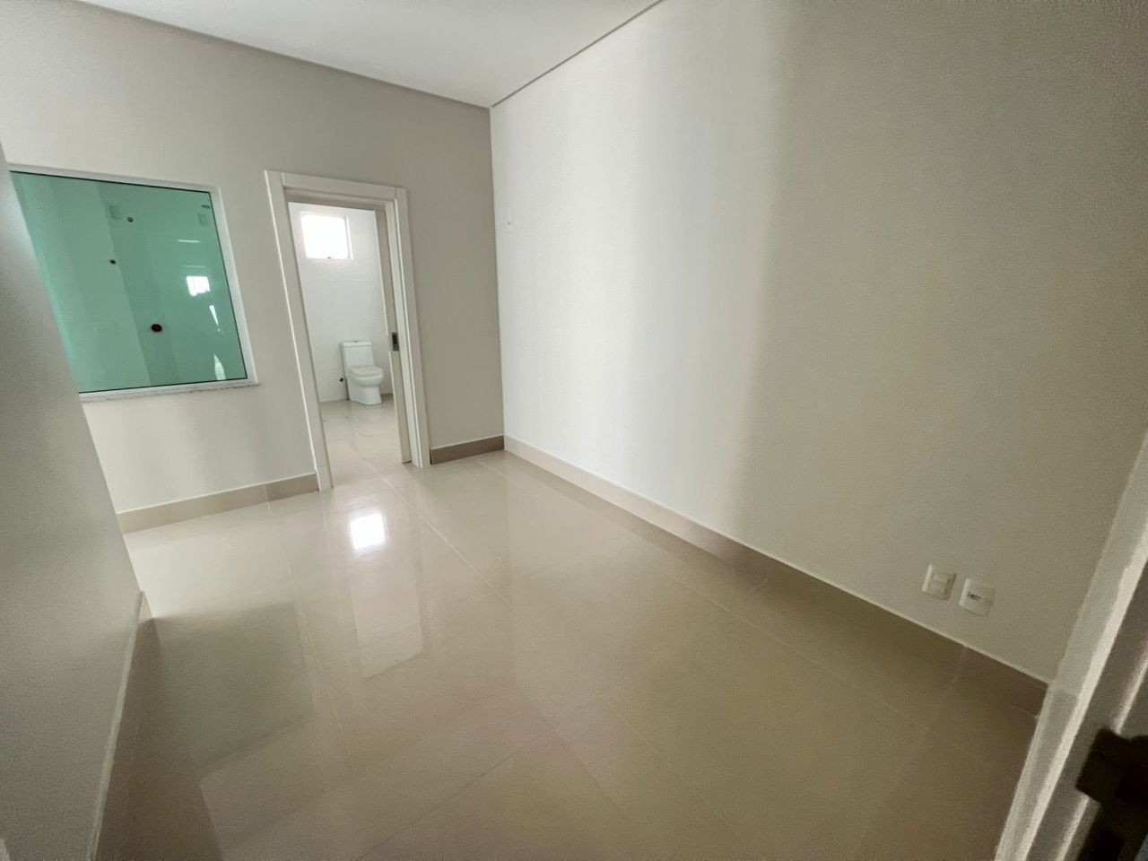 Apartamento Novo e Pronto para morar na cidade de Itapema/SC no bairro Morretes, com 2 Suítes e 1 Vaga de garagem, com Lazer Completo. Bem localizado.